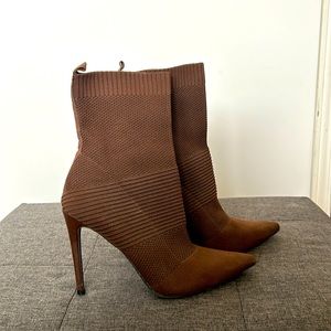 Brown heels that are 3 inches high. Perfect for autumn